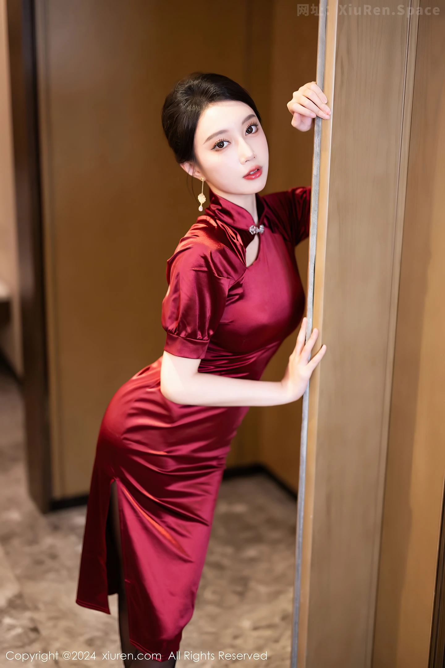 图片[4]-[XiuRen秀人网]VOL.8479 模特玥儿玥浴室场景性感红色旗袍配开档黑丝秀曼妙身姿诱惑写真70P-秀人网官方网站